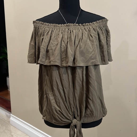 Express off the shoulder top - Picture 4 of 6